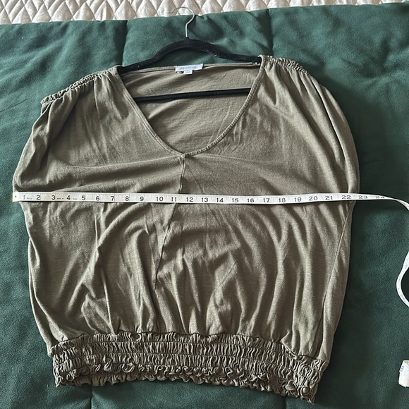 Evereve Khloe Smocked V-neck Top Olive Sz XL - Picture 7 of 7